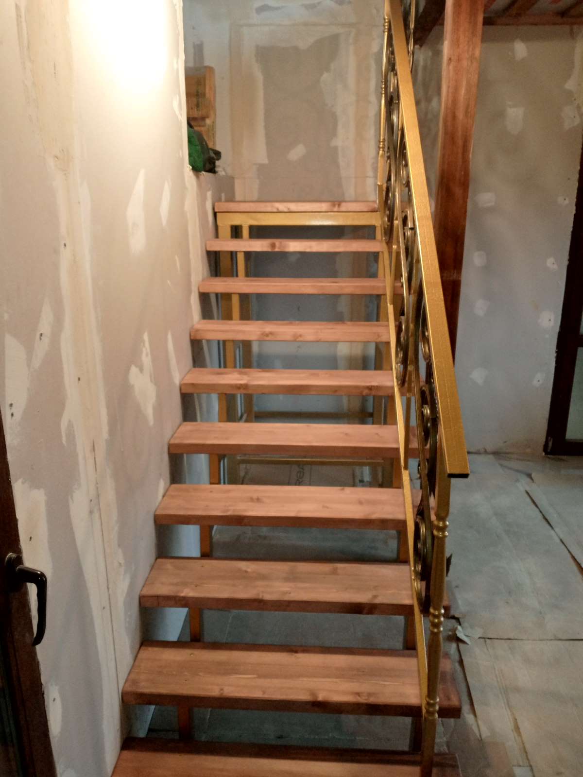 Готовая металлическая лестница на второй этаж в частном доме — прочный каркас и деревянные ступени, производство в Малоярославце.