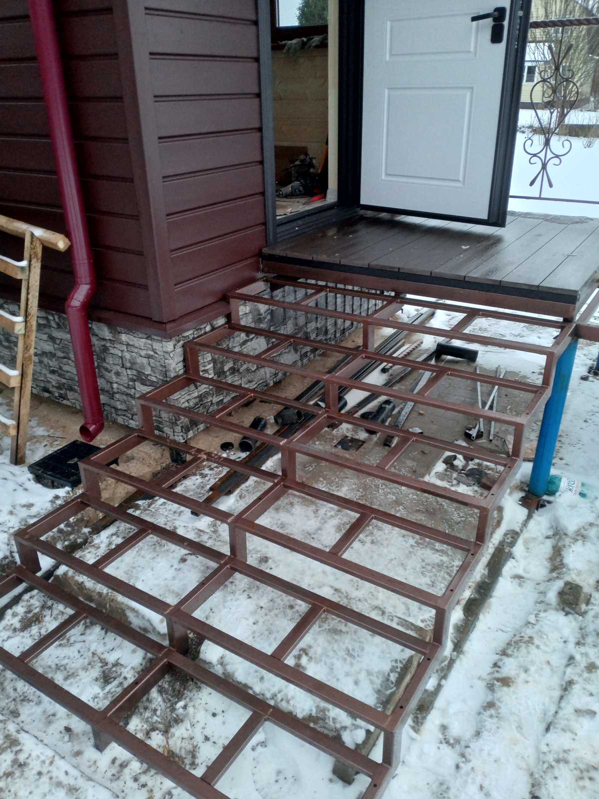 Парадная лестница из металла с премиальной отделкой для офиса или ресторана в историческом центре Обнинска