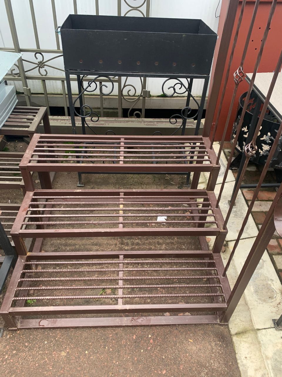 Современная лестница на металлокаркасе с панорамным остеклением — стильное решение для интерьера частного дома.